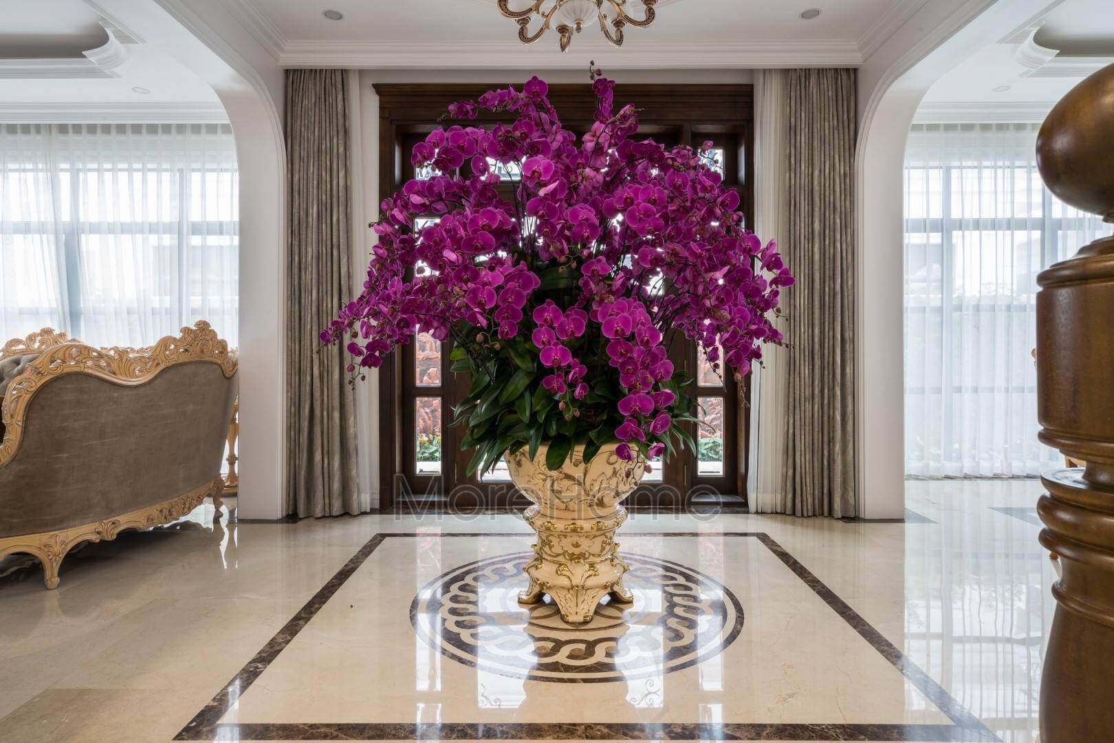 Thi công tiền sảnh biệt thự với decor mang hơi hướng hoàng gia - với cung điện tiền sảnh ngập tràn hoa và nội thất chạm khắc