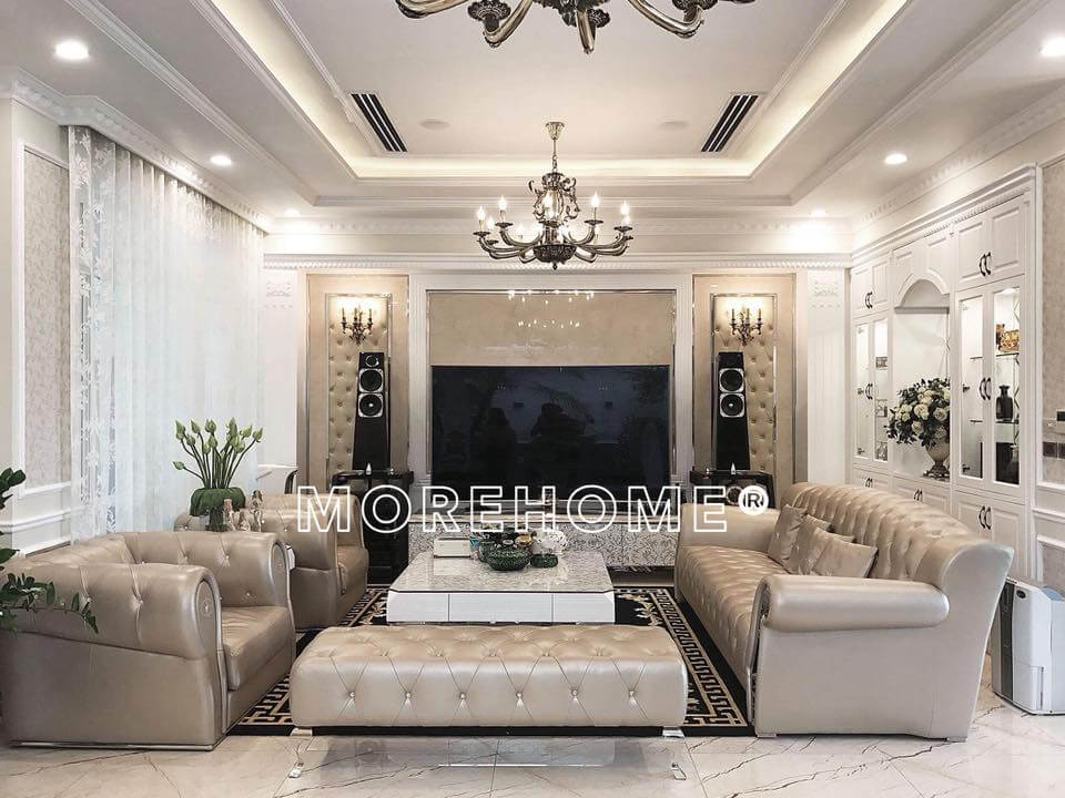 Kết hợp với mảng tường lớn để tivi và giàn loa đài được ốp da tạo sự sang trọng cho căn phòng