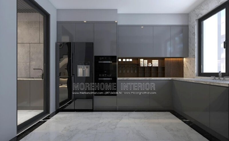 Trang trí phòng bếp ngoài sử dụng tủ bếp gỗ công nghiệp, phần mảng tường bạn có thể bố trí thêm kệ trang trí để có thể lưu trữ nhanh gọn các vật dụng cần thiết như ly, chén bát,.. Thiết kế nội thất biệt thự