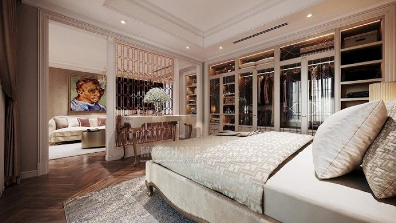 Bàn gỗ tân cổ điển kết hợp vách ngăn trang trí mạ vàng tạo nên không gian sang trọng, đẳng cấp cho phòng ngủ master cao cấp. Thiết kế nội thất biệt thự