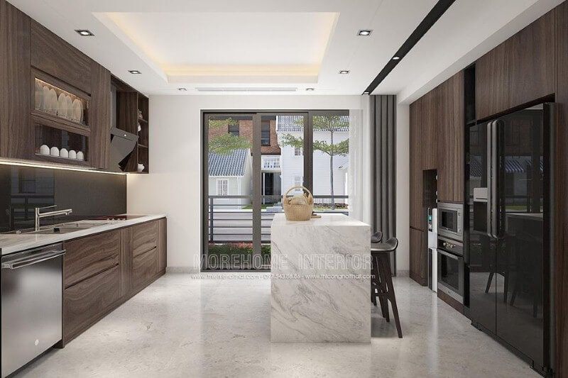 Thiết kế phòng bếp hiện đại khoa học bước tới tủ lạnh để đồ trên bàn đảo, với không gian rộng cả nhà có thể phụ giúp, bồn rửa gần bếp nấu, khi xong bạn có thể quay ra bày trí thỏa mái từ chiếc bàn đảo của mình.