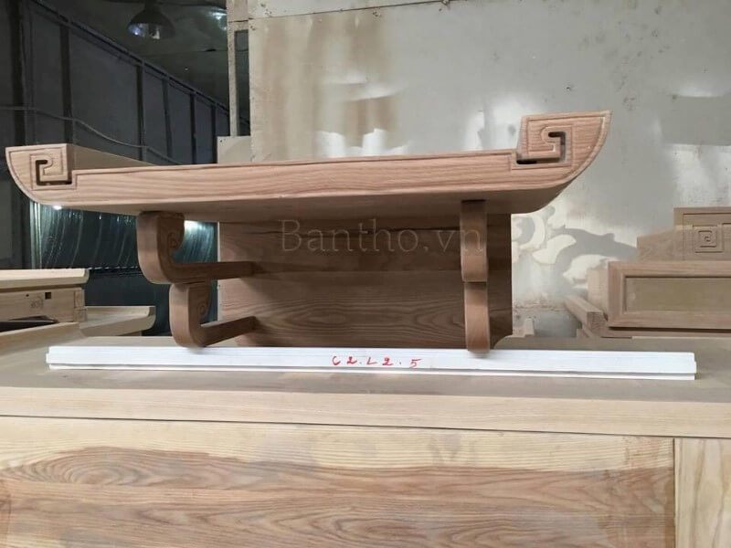 và lớn. Mẫu bàn thờ treo tường gỗ óc chó tự nhiên này được sản xuất theo nhiều kích thước phong thủy khác nhau, hợp thời với nhu cầu sử dụng của các chủ nhà ở các căn hộ chung cư nhỏ, trung bình và lớn.